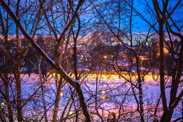 Kilátás Ablakból Tetején Téli Havas Város Este Télen — Stock Fotó