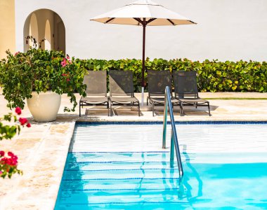 Yüzme Havuzu şezlonglar bir gölgelik altında standı