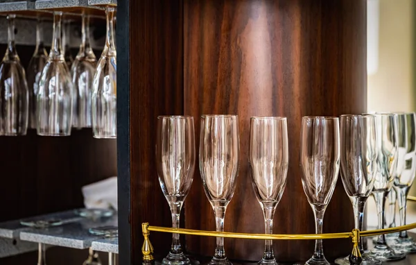 Şarapla buluşmaya hazırlanan boş şarap kadehleri.
