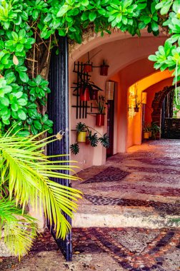 Altos Chavn köyünde taştan yapılmış eski bir kemer.