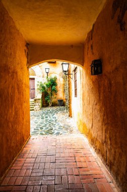 Altos Chavn köyünde taştan yapılmış eski bir kemer.