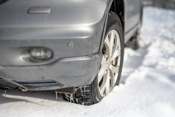 Bil Rullar Djupa Vinter Snö Snowbank Wheel Protector — Stockfoto