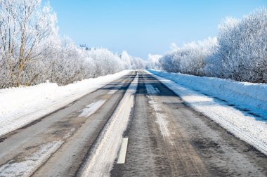 Sokak yol koruyucu arabalar karla kaplı ağaçlar kış