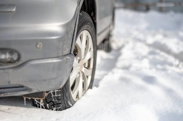 汽车车轮在深冬季雪雪堆车轮保护器 — 图库照片