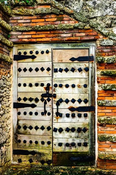 Vieille Porte Bois Dans Mur Bâtiment — Photo