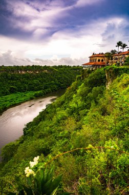 Tropikal orman yüksek kıyılı Dominik Cumhuriyeti arasında sakin nehir sembolü