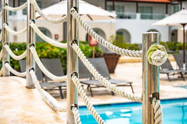 Puente Sobre Piscina Con Barandillas Metálicas Una Cuerda —  Fotos de Stock