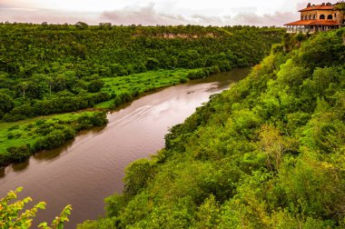 Tropikal orman yüksek kıyılı Dominik Cumhuriyeti arasında sakin nehir sembolü
