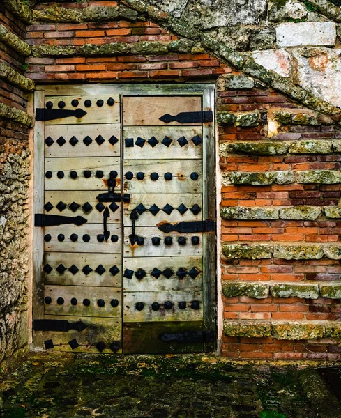 Старая Деревянная Дверь Стене Здания — стоковое фото