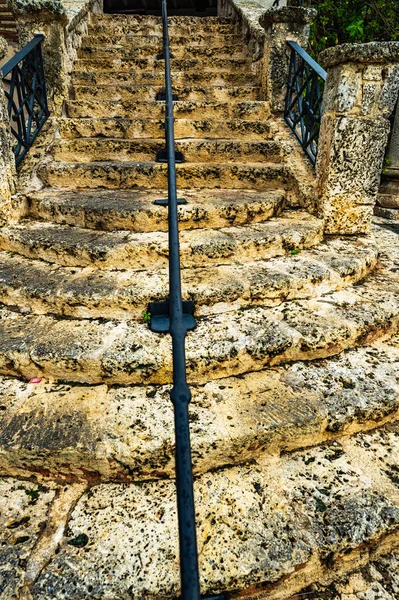 Escadaria Pedra Velha Castelo Perto Parede — Fotografia de Stock