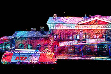 Platformda treni ve lokomotifi olan eski tren istasyonu kalkışı bekliyor. Akşam güneşleri dumanlı kemerlerle ışınlar, sanat illüstrasyonu antika eskizler