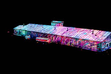 Platformda treni ve lokomotifi olan eski tren istasyonu kalkışı bekliyor. Akşam güneşleri dumanlı kemerlerle ışınlar, sanat illüstrasyonu antika eskizler