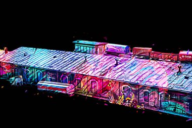 Platformda treni ve lokomotifi olan eski tren istasyonu kalkışı bekliyor. Akşam güneşleri dumanlı kemerlerle ışınlar, sanat illüstrasyonu antika eskizler