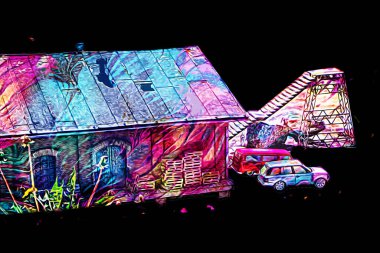 Platformda treni ve lokomotifi olan eski tren istasyonu kalkışı bekliyor. Akşam güneşleri dumanlı kemerlerle ışınlar, sanat illüstrasyonu antika eskizler