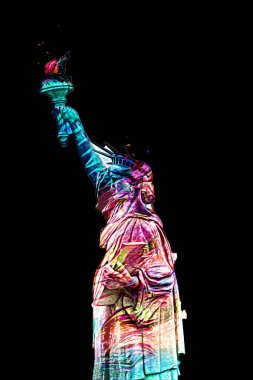 Manhattan, Mimarlık ve Turizm Konsepti 'nin aşağısında yer alan New York şehir manzaralı nehir kenarındaki Özgürlük Anıtı.