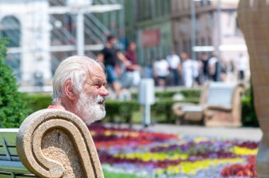 Timisoara, Romanya - 28 Haziran 2017: Bankta oturan adam. Gerçek insanlar..