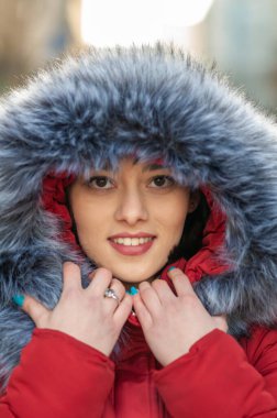 Kürklü bir kadının yakın plan portresi.