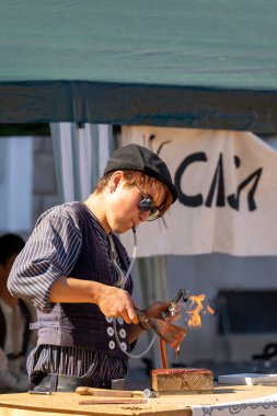 Timisoara, Romanya - 25 Eylül 2021: Macar Kültür Günleri 'nde eski geleneksel giysiler giyen gezgin gezginlerin portresi