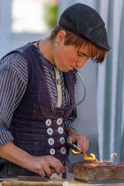 Timisoara, Romanya - 25 Eylül 2021: Macar Kültür Günleri 'nde eski geleneksel giysiler giyen gezgin gezginlerin portresi