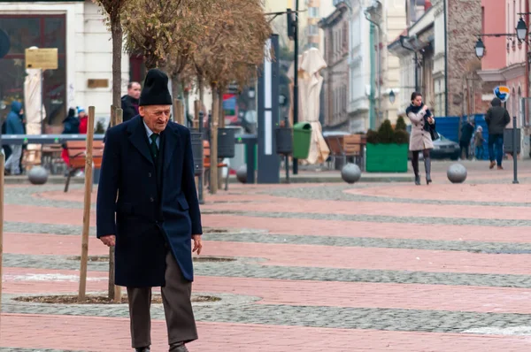 Timisoara Rumania Enero 2017 Hombre Caminando Por Calle Gente Real — Foto de Stock