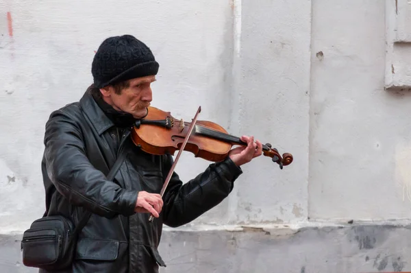 Timisoara Rumänien Januar 2017 Mann Spielt Auf Der Straße Geige lizenzfreie Stockfotos