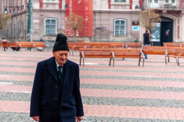 Timisoara, Romanya - 04 Ocak 2017: Sokaklarda yürüyen adam. Gerçek insanlar..