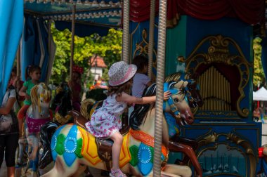 Timisoara, Romanya - 27 Eylül 2014: Merry Go Around 'a binen genç kız