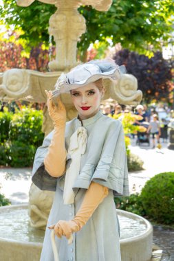 Timisoara, Romanya - 05 Eylül 2021: Bir heykel kılığında kadın