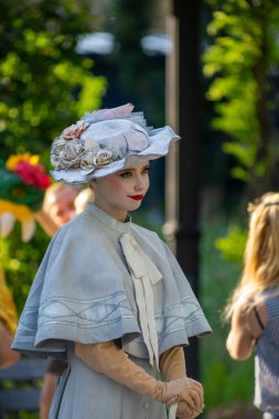 Timisoara, Romanya - 05 Eylül 2021: Bir heykel kılığında kadın