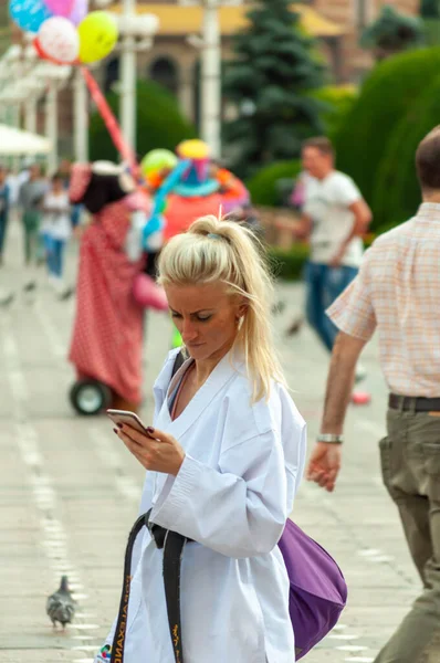 Timisoara Rumunsko Června 2016 Žena Karate Uniformě Kontroluje Telefon Skuteční — Stock fotografie
