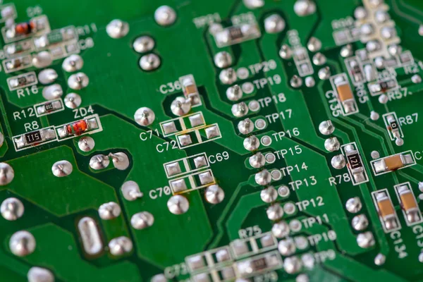 Elektronik bileşenleri olan bir ana karta yakın çekim
