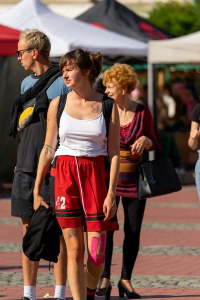 Timisoara Rumania Septiembre 2021 Mujer Caminando Por Calle Gente Real — Foto de Stock
