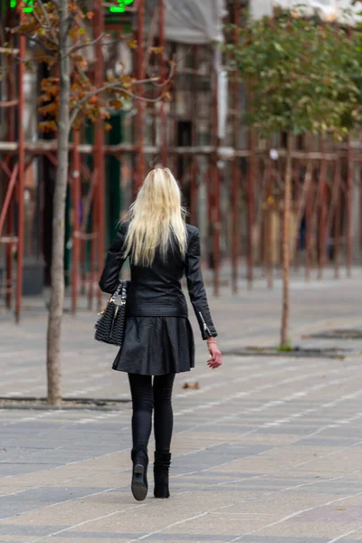 Una Mujer Caminando Por Calle Gente Real — Foto de Stock