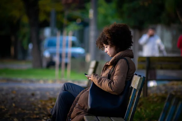 Timisoara Rumania Octubre 2021 Mujer Revisando Teléfono Sentada Banco Calle — Foto de Stock