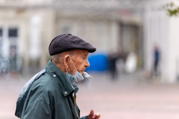 Тимишоара Румыния Ноября 2021 Года Портрет Человека Курящего Сигарету Улице Лицензионные Стоковые Изображения