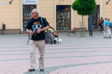 Timisoara, Romanya - 23 Mayıs 2017: Kameralı bir adam sokakta yürüyor. Gerçek insanlar..