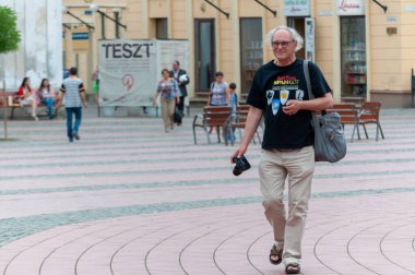 Timisoara, Romanya - 23 Mayıs 2017: Kameralı bir adam sokakta yürüyor. Gerçek insanlar..