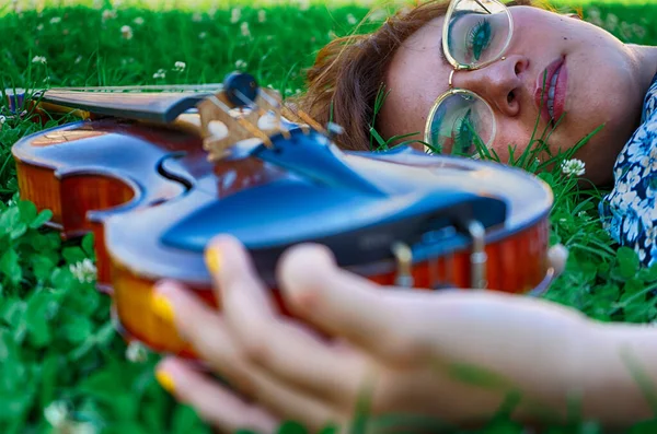 Retrato Una Mujer Tendida Hierba Junto Violín Instrumentos Musicales — Foto de Stock