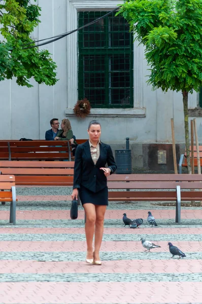 Timisoara Rumänien Mai 2017 Geschäftsfrau Geht Auf Die Straße Echte — Stockfoto