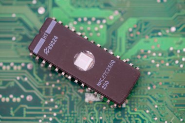 Timisoara, Romanya - 12 Nisan 2021: Ulusal Yarı iletken NMC27C256250 32k x8 UV Silinebilen CMOS PROM 'a yakın plan. Elektronik bileşenler