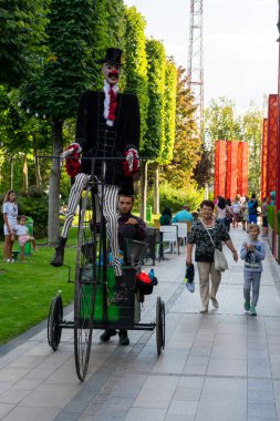 Timisoara, Romanya - 05 Eylül 2021: İnsanlar sokakta yürüyor. Antika yüksek tekerlekli bisiklet.