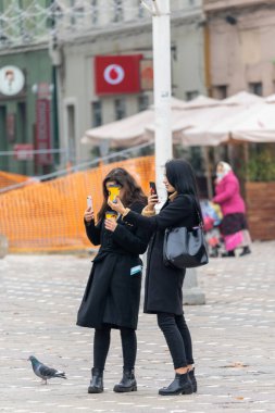 Timisoara, Romanya - 07 Kasım 2021: Sokakta yürüyen kadın. Gerçek insanlar..