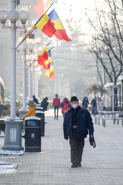 Timisoara, Romanya - 18 Ocak 2021: Sokaklarda yürüyen adam. Gerçek insanlar..