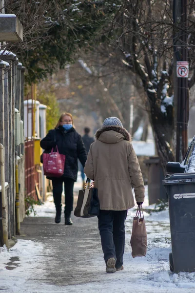 Timisoara Rumania Enero 2021 Mujer Caminando Por Calle Gente Real — Foto de Stock