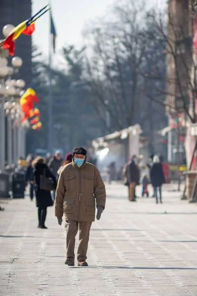 Timisoara Rumania Febrero 2021 Hombre Caminando Por Calle Gente Real — Foto de Stock