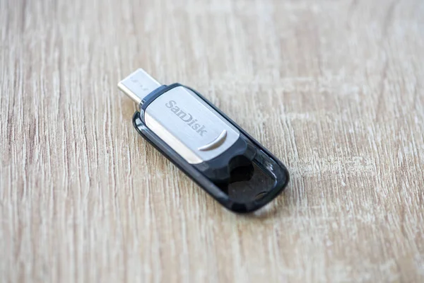 Timisoara, Romanya - 06 Eylül 2021: Tahta bir masadaki Sandisk flash diskine yakın çekim