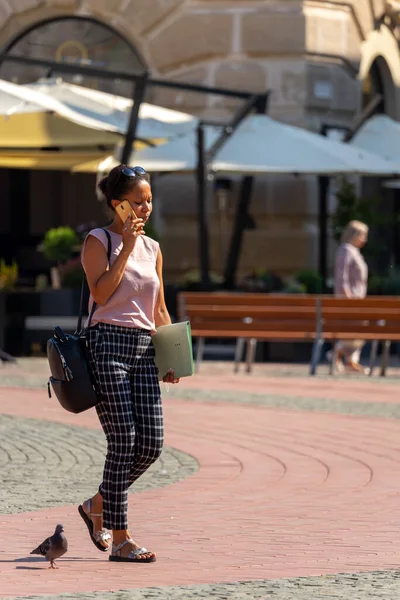 Timisoara Rumunsko Září 2021 Žena Telefonuje Když Jde Ulici Skuteční — Stock fotografie