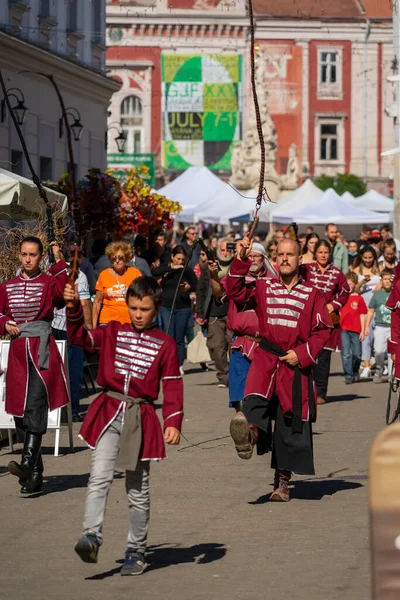 ティミソアラ ルーマニア 2021年9月25日 ハンガリー文化の日にハンガリーの中世の衣装を着た人々 — ストック写真