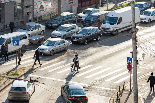 Timisoara Rumania Diciembre 2021 Gente Cruzando Calle Gente Real — Foto de Stock