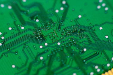 Anakart üzerindeki elektronik devrelerin yakın plan görüntüleri.